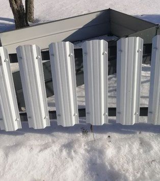 Трапецієподібний металевий євроштахетник&nbsp;із додатковою жорсткістю 1671727351 фото